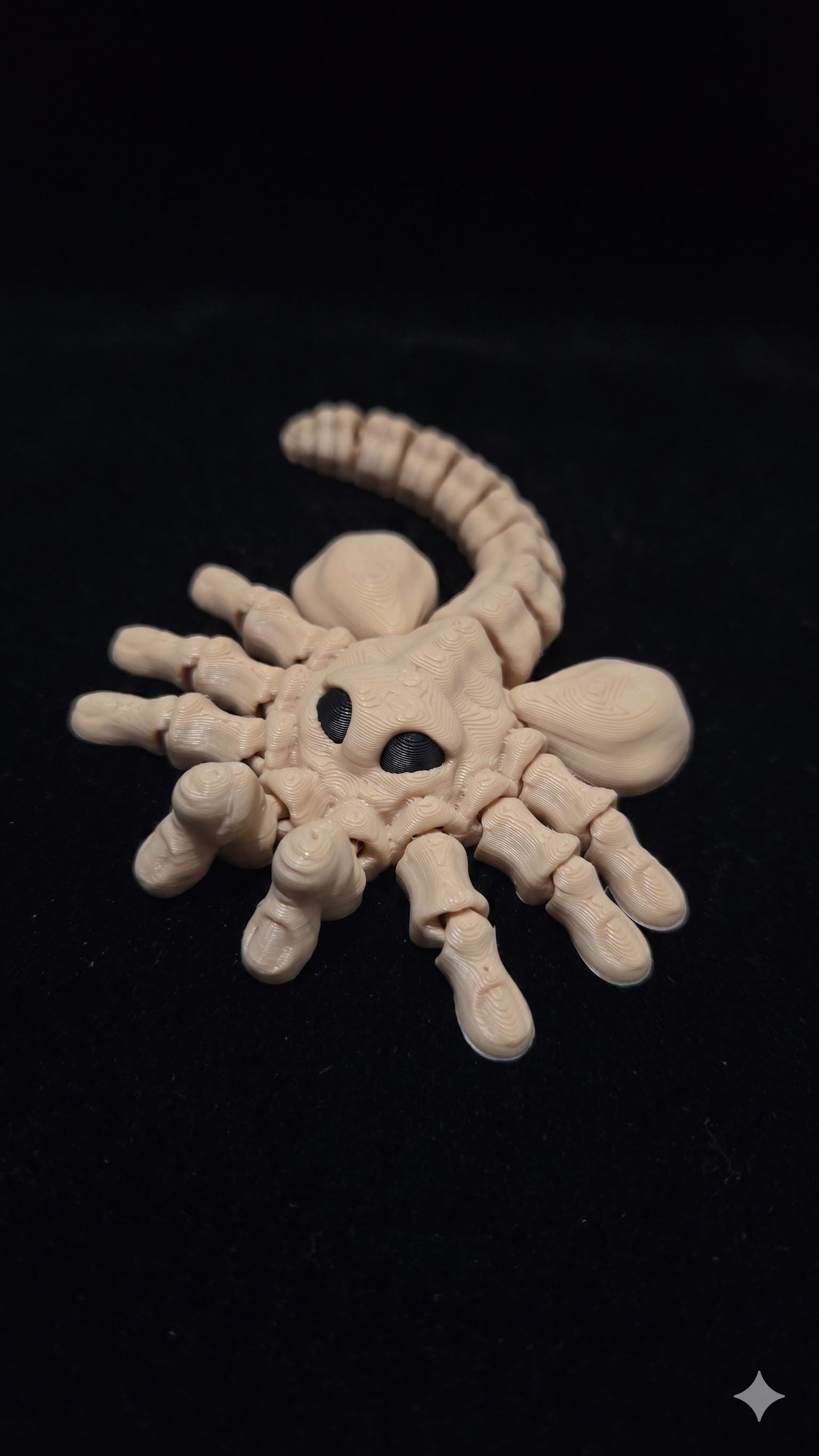 Detailed close-up of the 3D printed Facehugger figure in a menacing, ready-to-strike pose