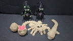 Secondary display of the entire hive set including egg, Chestburster, and Facehugger on a dark surface