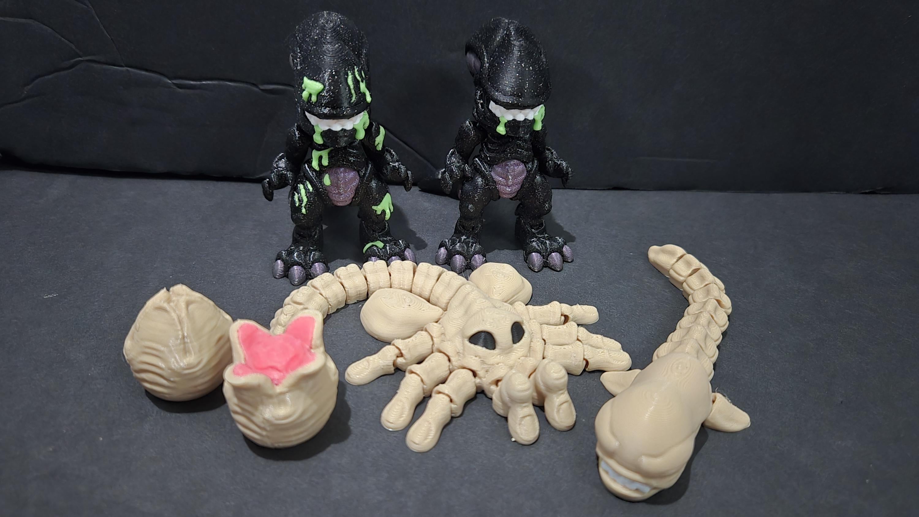 Secondary display of the entire hive set including egg, Chestburster, and Facehugger on a dark surface