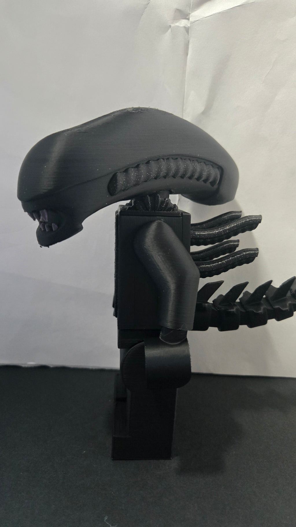 Side profile view of the 3D printed Alien Xenomorph megafig highlighting the back spines