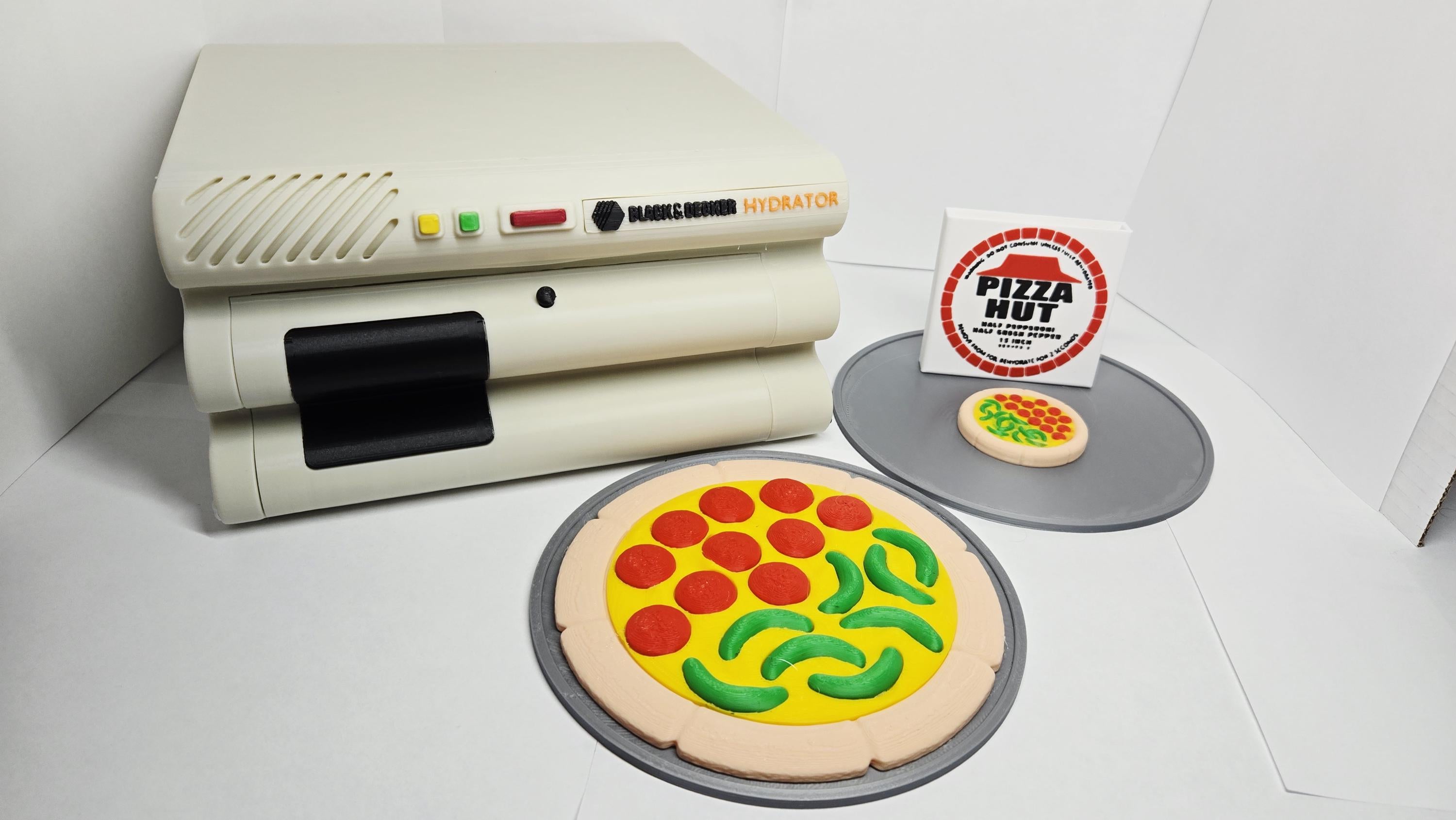 Overview of the Black & Decker Hydrator unit alongside the hydrated and dehydrated pizza props