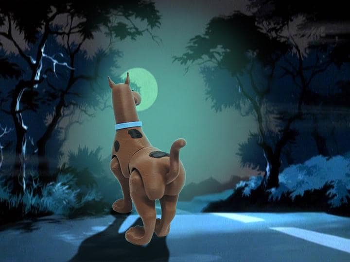 Scooby-Doo flexi figure standing in a spooky forest and moonlight-themed diorama background