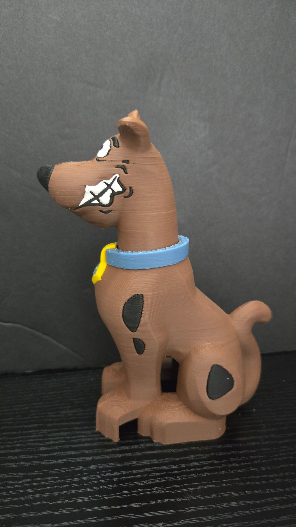 Right side profile view of the Scooby-Doo megafig highlighting the body spots and sitting posture
